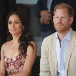 Parece que Meghan, e o próprio Príncipe Harry, estão arrependidos e querem tentar se aproximar da Família Real.