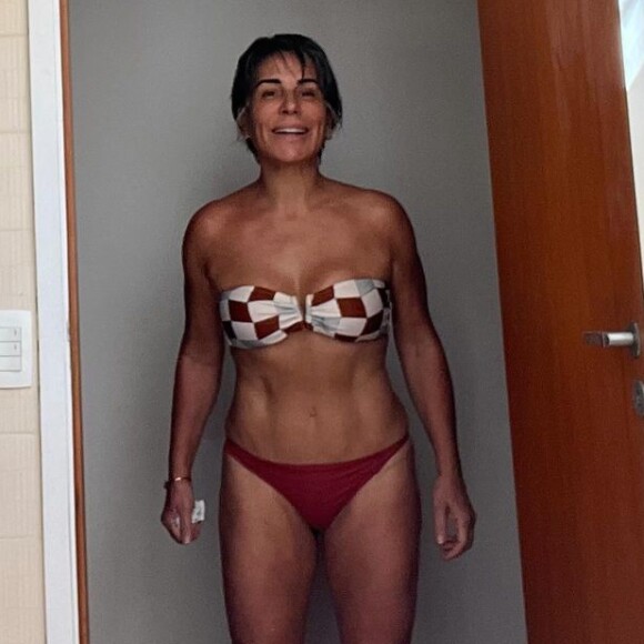 A barriga sarada de Gloria Pires roubou a cena na foto de biquíni