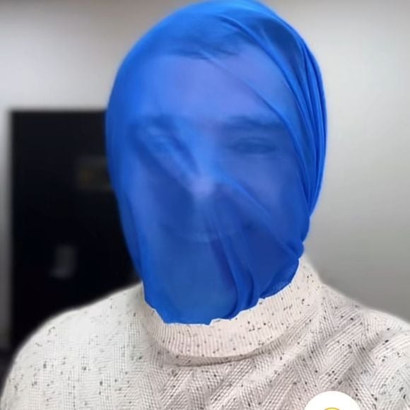 Celso Portiolli explicou que é uma tática muito comum usada para evitar não sujar a roupa de maquiagem.