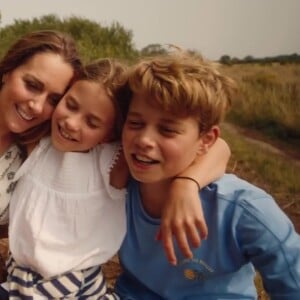 Kate Middleton aparece com o marido, Príncipe William, e os três filhos, George, Charlotte e Louis, em um vídeo familiar