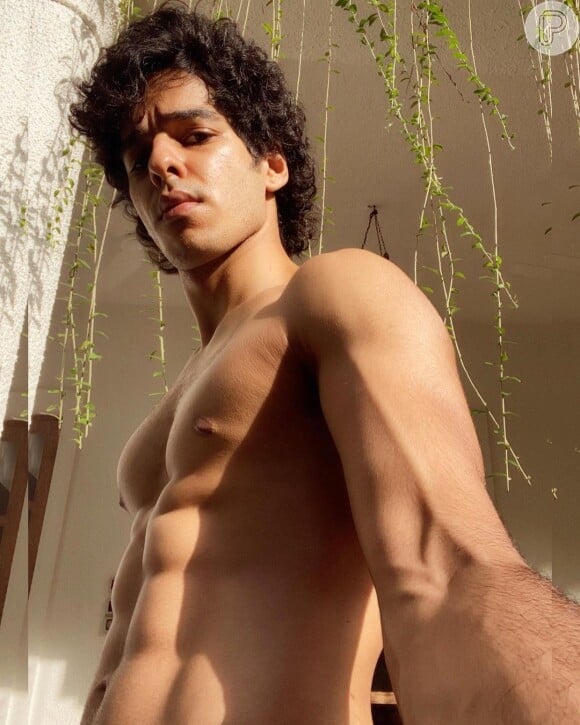 Dono de um corpo completamente definido, Ishaan Khattar não perde uma oportunidade de mostrar seus músculos na internet