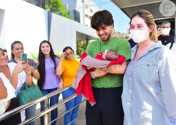 Virgínia Fonseca e Zé Felipe atrairam fãs na saída da maternidade com o filho, José Leonardo