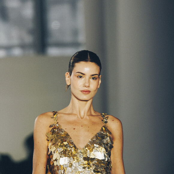 Após brilhar, ela conversou com o Purepeople e contou qual foi o sentimento de voltar às passarelas depois de se tornar um atriz consolidada e apresentadora do "Casamento Às Cegas Brasil", reality queridinho da Netflix.