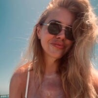 Renata Banhara, aos 49 anos, exibe corpaço em fotos de biquíni em praia dos Estados Unidos: 'Sem academia'