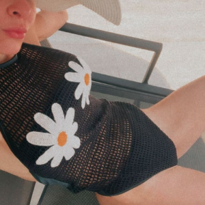 Em fotos e vídeos postados no Instagram, Maiara valorizou suas pernasno maiô de frente única