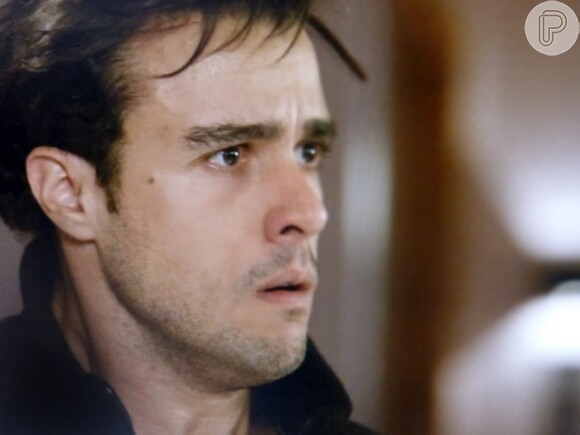 Enrico (Joaquim Lopes) não acredita, mas se assusta quando vê Felipe (Laércio Fonseca) chegar com um espeto em punho para matá-lo