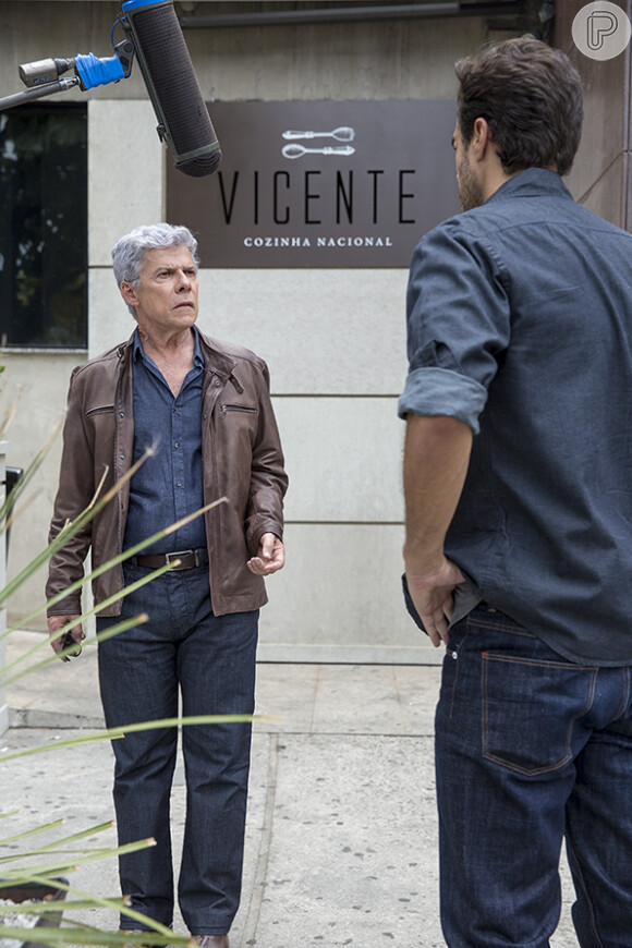Felipe (Laércio Fonseca) liga para Cláudio (José Mayer) pra dizer que vai matar Enrico (Joaquim Lopes) e ele alerta o filho