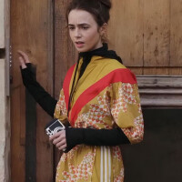 Você reparou? Lily Collins usou look de marca brasileira na 4ª temporada de 'Emily in Paris'; peça está em promoção!