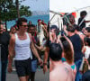 Com sorrisão no rosto, Shawn Mendes vai à praia de Ipanema e é cercado por uma multidão de fãs. Veja fotos!