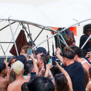 Shawn Mendes é cercado por multidão ao tentar ir à praia de Ipanema, no Rio. Veja fotos!