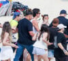 Shawn Mendes é acompanhado por seguranças na praia de Ipanema