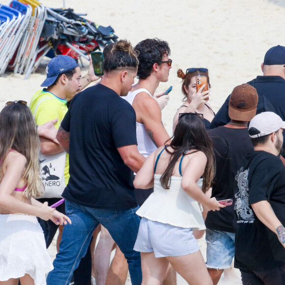 Shawn Mendes é acompanhado por seguranças na praia de Ipanema