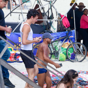 Shawn Mendes vai à praia no Rio