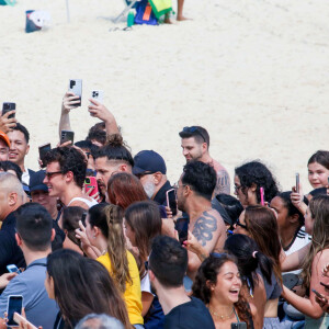 Shawn Mendes reune multidão de fãs em praia de Ipanema