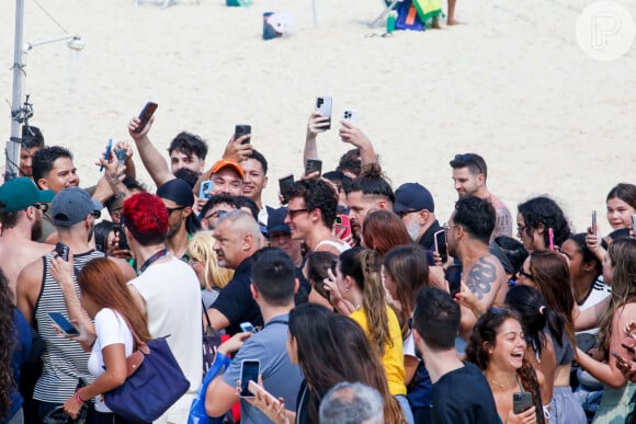 Shawn Mendes reune multidão de fãs em praia de Ipanema