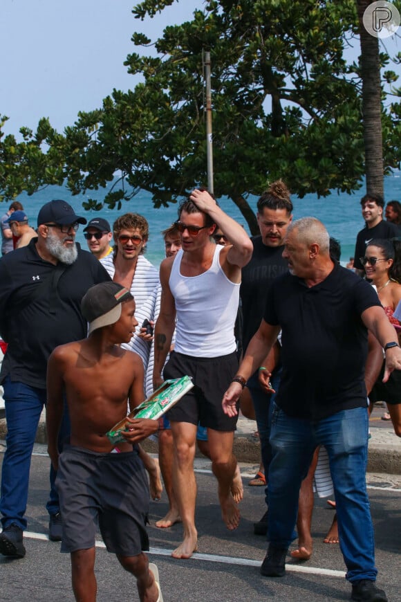 Com sorrisão no rosto, Shawn Mendes vai à praia de Ipanema e é cercado por uma multidão de fãs. Veja fotos!