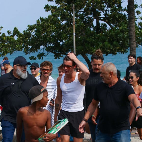 Com sorrisão no rosto, Shawn Mendes vai à praia de Ipanema e é cercado por uma multidão de fãs. Veja fotos!