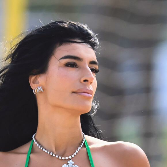 Sevdaliza usou um biquíni verde e amarelo com a bandeira do Brasil estampada na calcinha