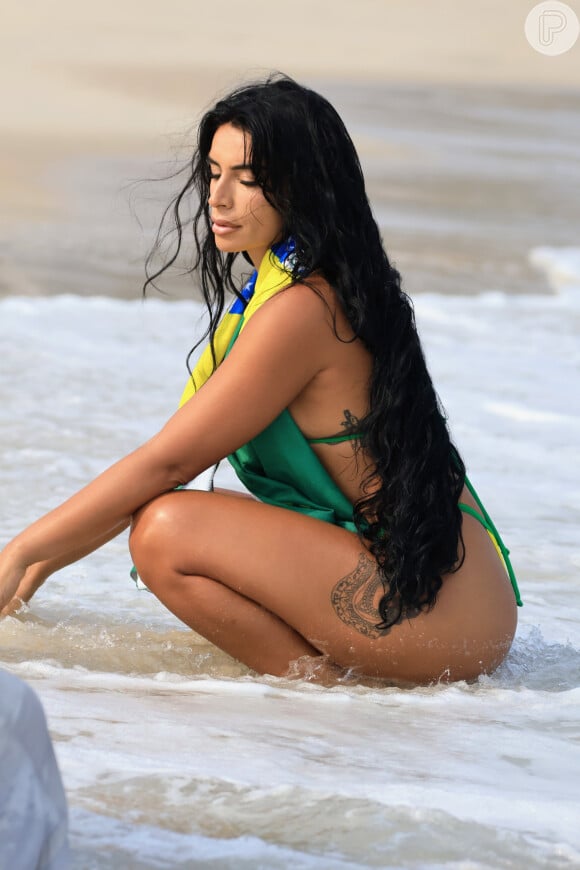 Na praia de Copacabana, Sevdaliza realizou um ensaio fotográfico bastante sensual