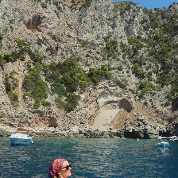 Camila Queiroz, ao contrário de outras famosas, não segue dietas para manter o corpo magro