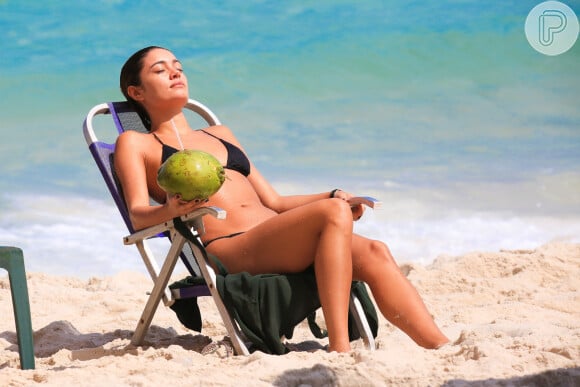 Na tijuca, Sophie Charlotte ainda renovou o bronzeado e se refrescou com uma água de coco