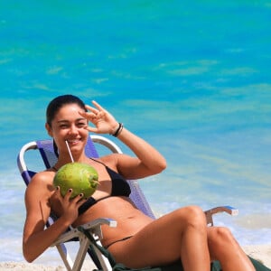 Sophie Charlotte também esbanjou simpatia para o paparazzo presente na praia