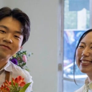 Em 'Volta por Cima', Jin (Allan Jeon) será um ator de k-dramas que interpreta um jovem que trabalha em uma floricultura. Ele terá uma grande amiga Yoo-Na (Gabriela Yoon) na trama que será assistida por Tati (Bia Santana)