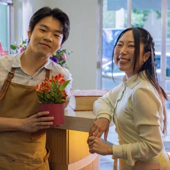 Em 'Volta por Cima', Jin (Allan Jeon) será um ator de k-dramas que interpreta um jovem que trabalha em uma floricultura. Ele terá uma grande amiga Yoo-Na (Gabriela Yoon) na trama que será assistida por Tati (Bia Santana)