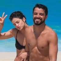 Que casal! Agatha Moreira e Rodrigo Simas curtem praia agarradinhos e bumbum GG da atriz em biquíni rouba a cena. Fotos!