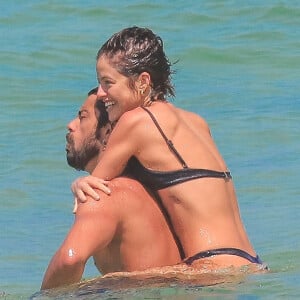 Em cliques de paparazzo, Agatha Moreira aparece brincando com Rodrigo Simas no mar, agarradinha no ator