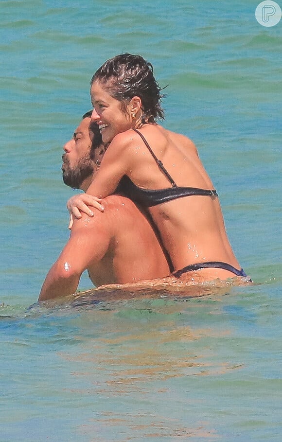 Em cliques de paparazzo, Agatha Moreira aparece brincando com Rodrigo Simas no mar, agarradinha no ator