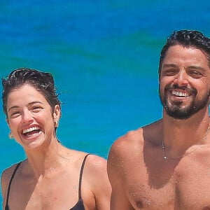 Agatha Moreira e Rodrigo Simas aproveitaram o calor do Rio de Janeiro para se refrescar na praia da Barra daTijuca nesta quarta-feira (25)