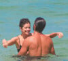 Agatha Moreira e Rodrigo Simas se refrescaram no mar carioca, onde trocaram carícias e sorrisos