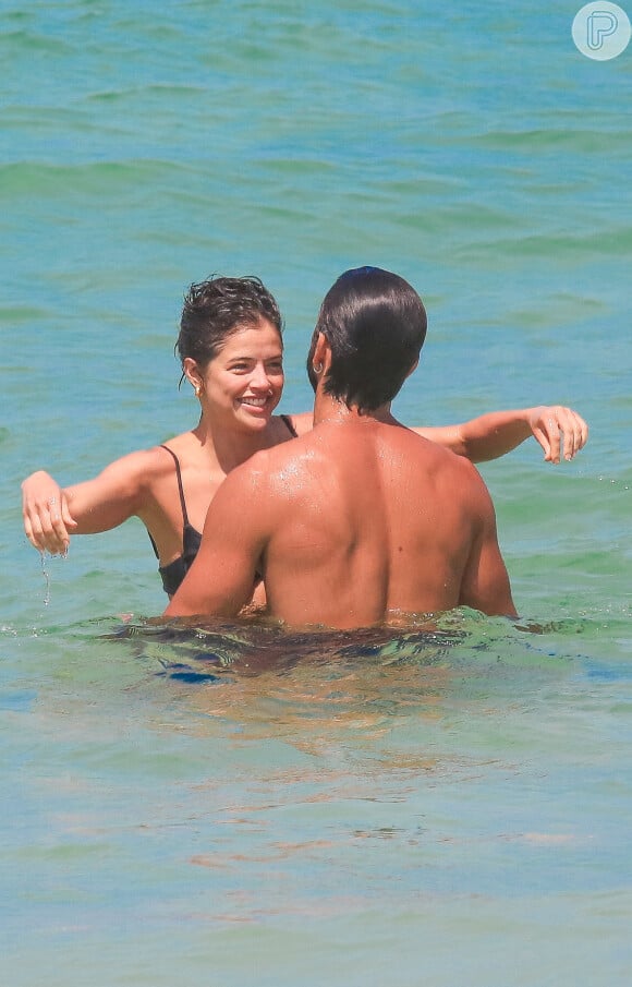 Agatha Moreira e Rodrigo Simas se refrescaram no mar carioca, onde trocaram carícias e sorrisos