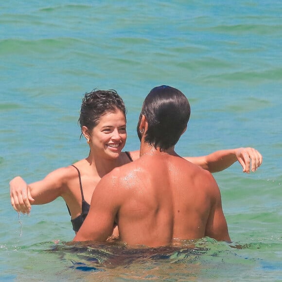 Agatha Moreira e Rodrigo Simas se refrescaram no mar carioca, onde trocaram carícias e sorrisos