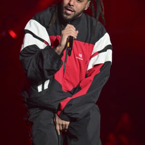 J. Cole começa a citar estrelas do showbusiness que morreram de formas que ainda são muito contestadas pelo público: Aaliyah, Left Eye e Michael Jackson