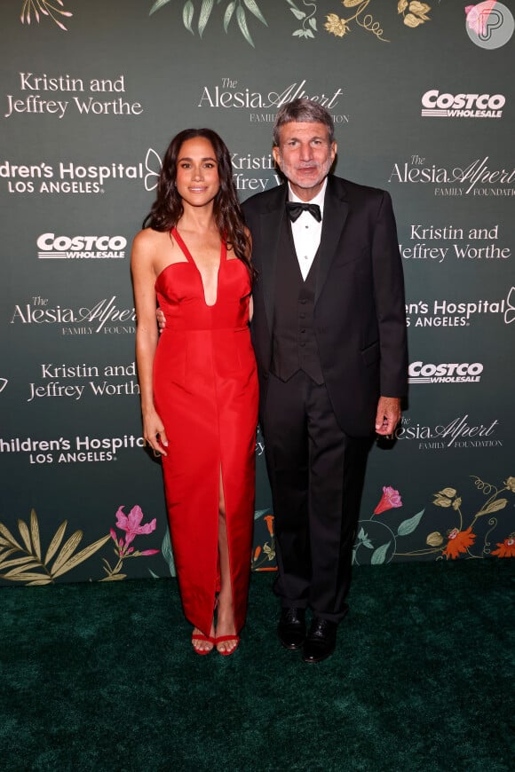 Meghan Markle posou com o CEO do Children's Hospital LA no tapete vermelho do evento