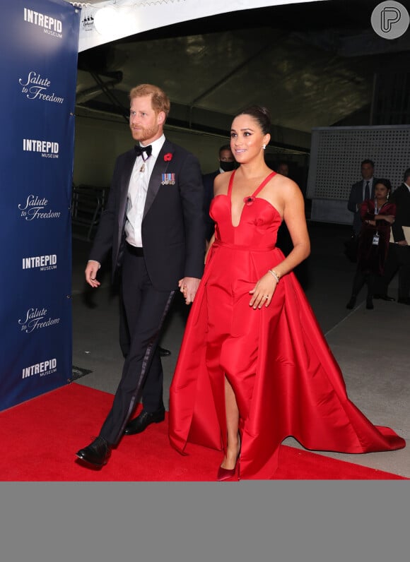 Meghan Markle dispensou a cauda na parte de trás do vestido, conferindo um aspecto mais casual