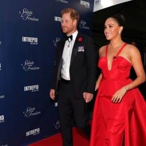 Com Príncipe Harry, Meghan Markle usou o vestido em 2021 no evento Salute To Freedom Gala, em Nova York