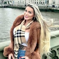 'Mulher independente não precisa de...': solteira, Andressa Urach ostenta joias e sapatos de luxo em viagem de aniversário