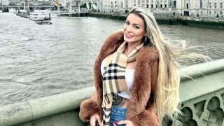 'Mulher independente não precisa de...': solteira, Andressa Urach ostenta joias e sapatos de luxo em viagem de aniversário