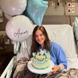 Neste sábado (12), Vera Viel reapareceu toda sorridente na cama de hospital, comemorando o sucesso de sua cirurgia e o seu aniversário