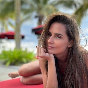 Para isso, Deborah Secco fez uma dieta constituída apenas por um quarto de mamão e suco verde por dia