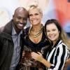 Fernanda Souza escolheu uma blusa listrada preta e branca para a gravação do programa 'TV Xuxa', no especial de 50 anos da apresentadora