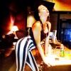 Miley Cyrus gosta mesmo de listras. No dia 2 de fevereiro de 2013, a cantora postou uma foto dela usando uma calça preta e branca. Ela também já foi fotografada usando um macacão e um vestido longo