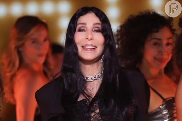 Cher cantou os clássicos "Believe" e "Strong Enough" no Victoria's Secret Fashion Show