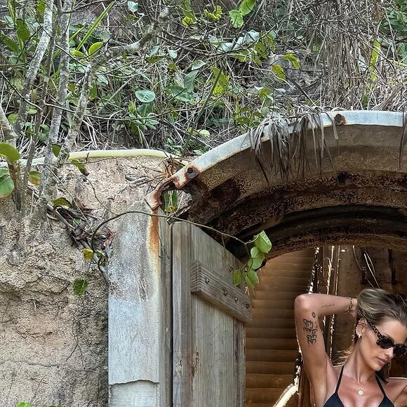 Yasmin Brunet atualizou seu feed do Instagram na última quarta-feira (16) com novas fotos exibindo seu bronzeado