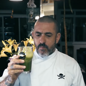 Suco detox de Henrique Fogaça vai maçã verde, hortelã, couve e água de coco, e foi ensinado em seu canal do YouTube