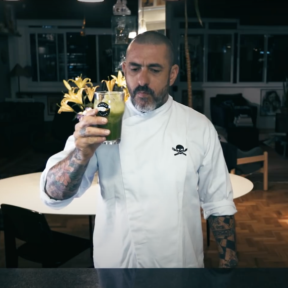 Suco detox de Henrique Fogaça vai maçã verde, hortelã, couve e água de coco, e foi ensinado em seu canal do YouTube