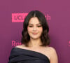 Selena Gomez falava sobre a parceria da sua instituição com a Didi Hirsch Mental Health Services (DHMS), uma organização atua na prevenção do suicídio entre os jovens